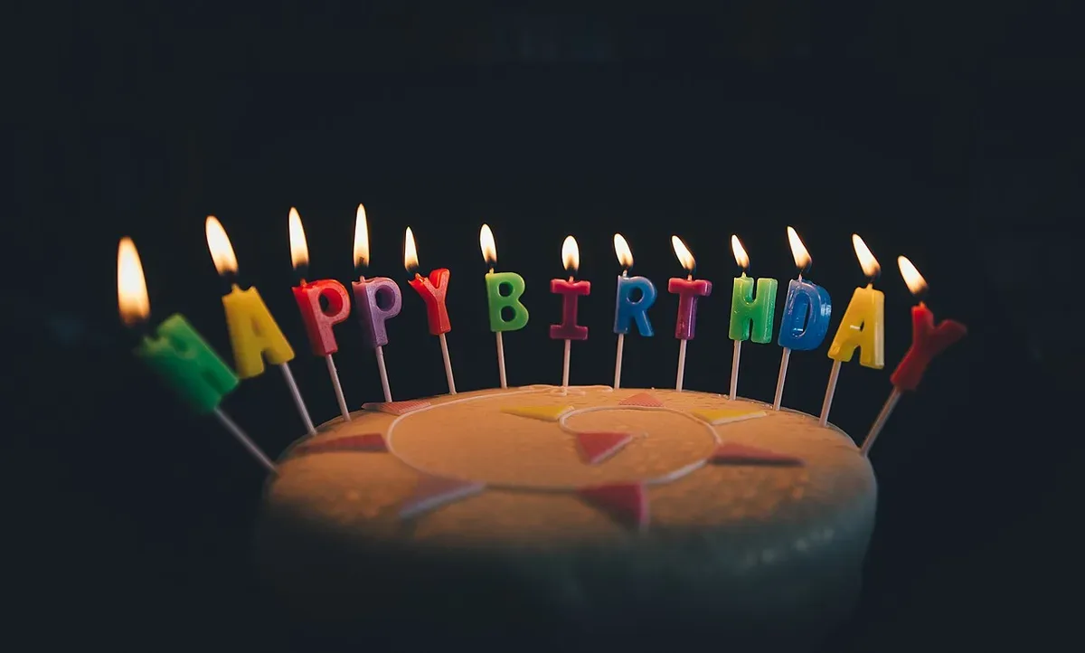 초가 꽂힌 생일 케이크