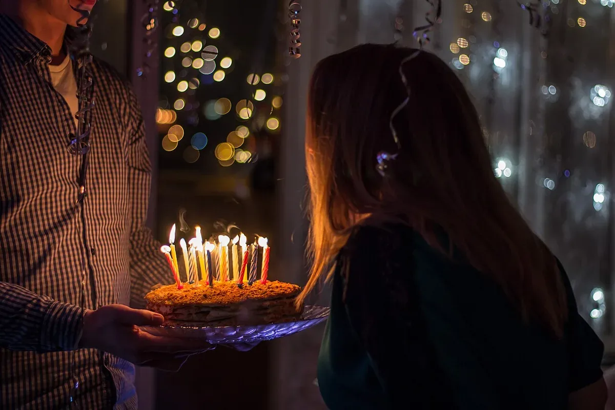 초가 꽂힌 생일 케이크