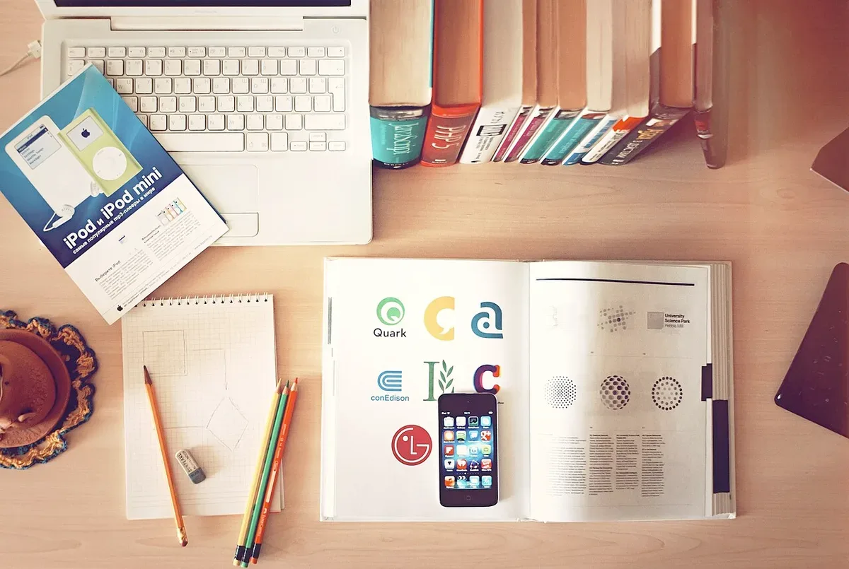 Bàn học có máy tính và tài liệu