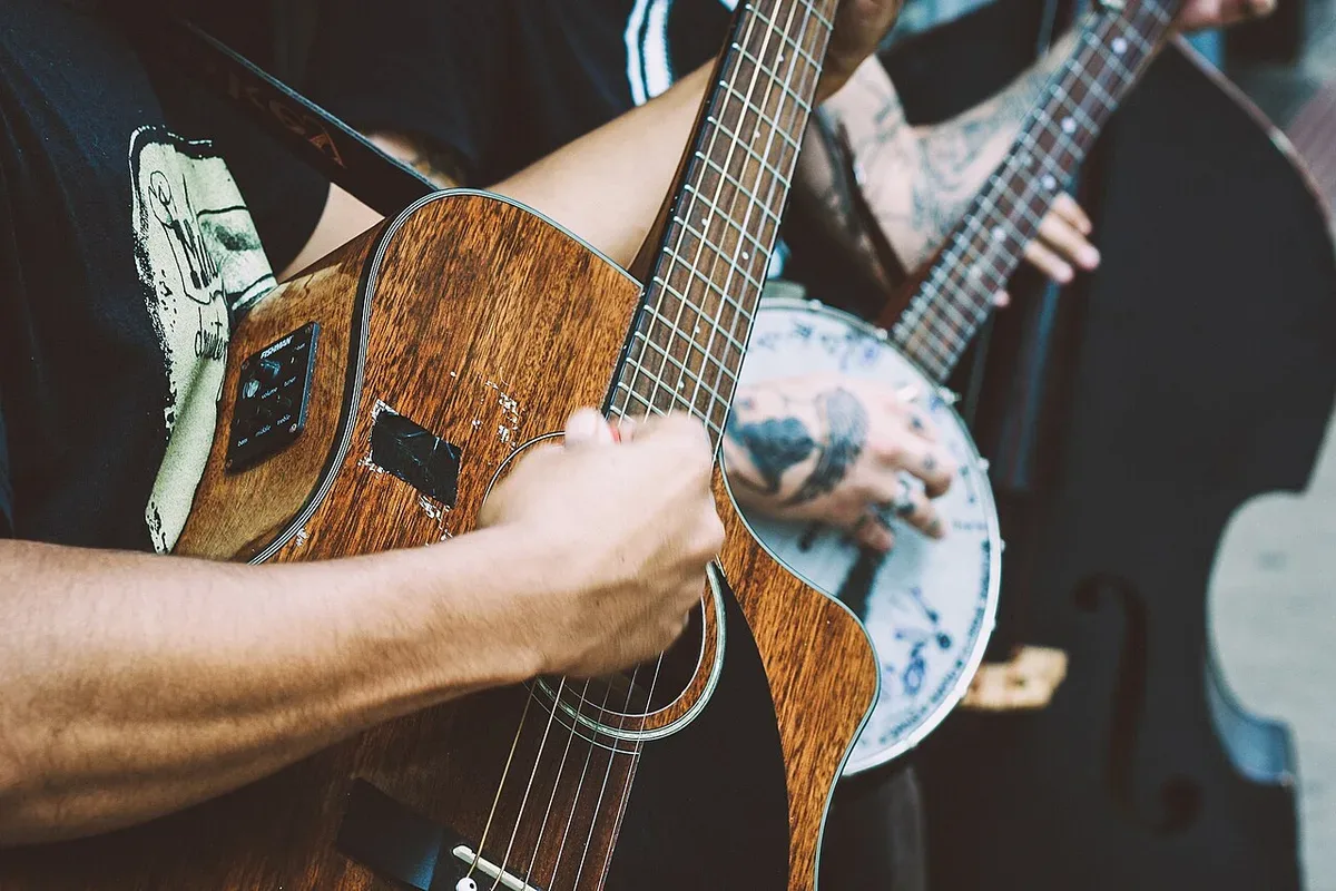 Eine akustische Gitarre