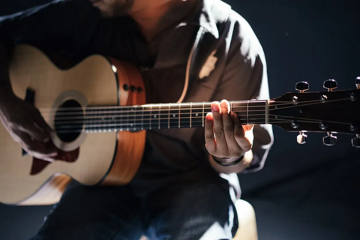 Eine akustische Gitarre