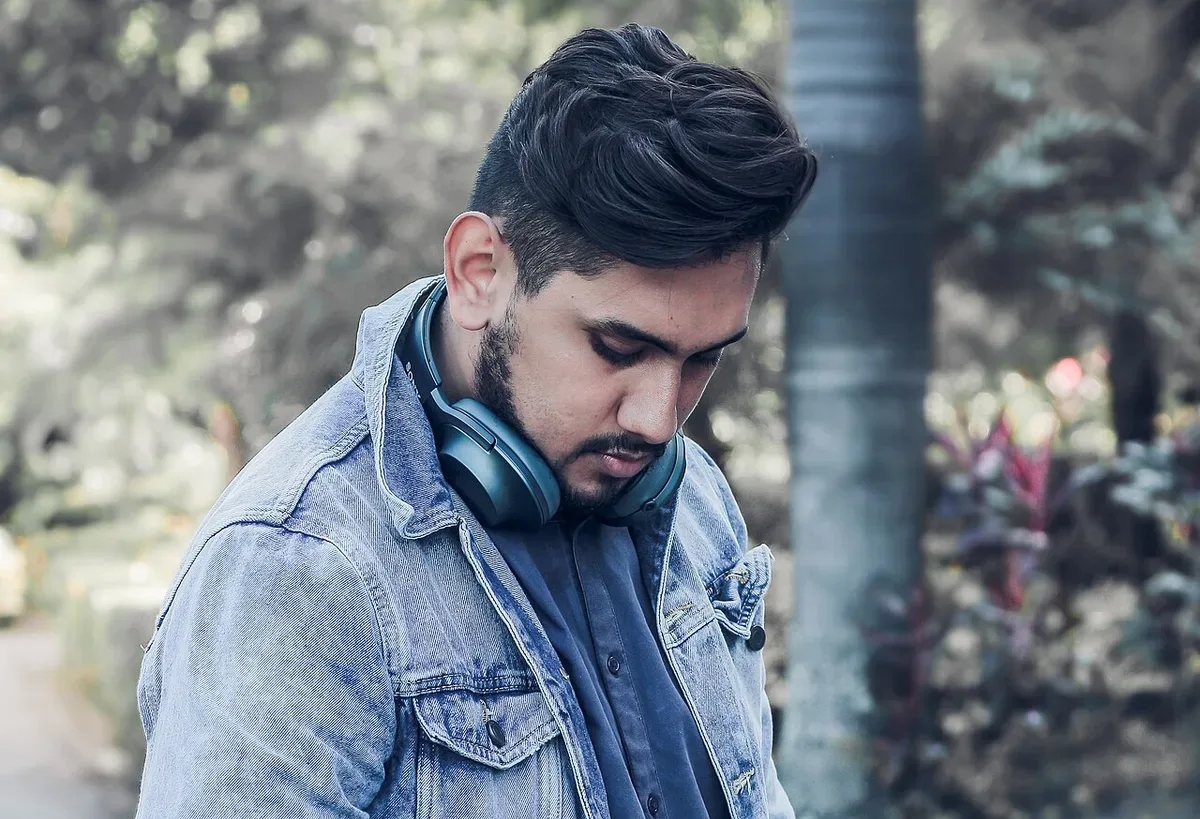 Headphones for listening to audio