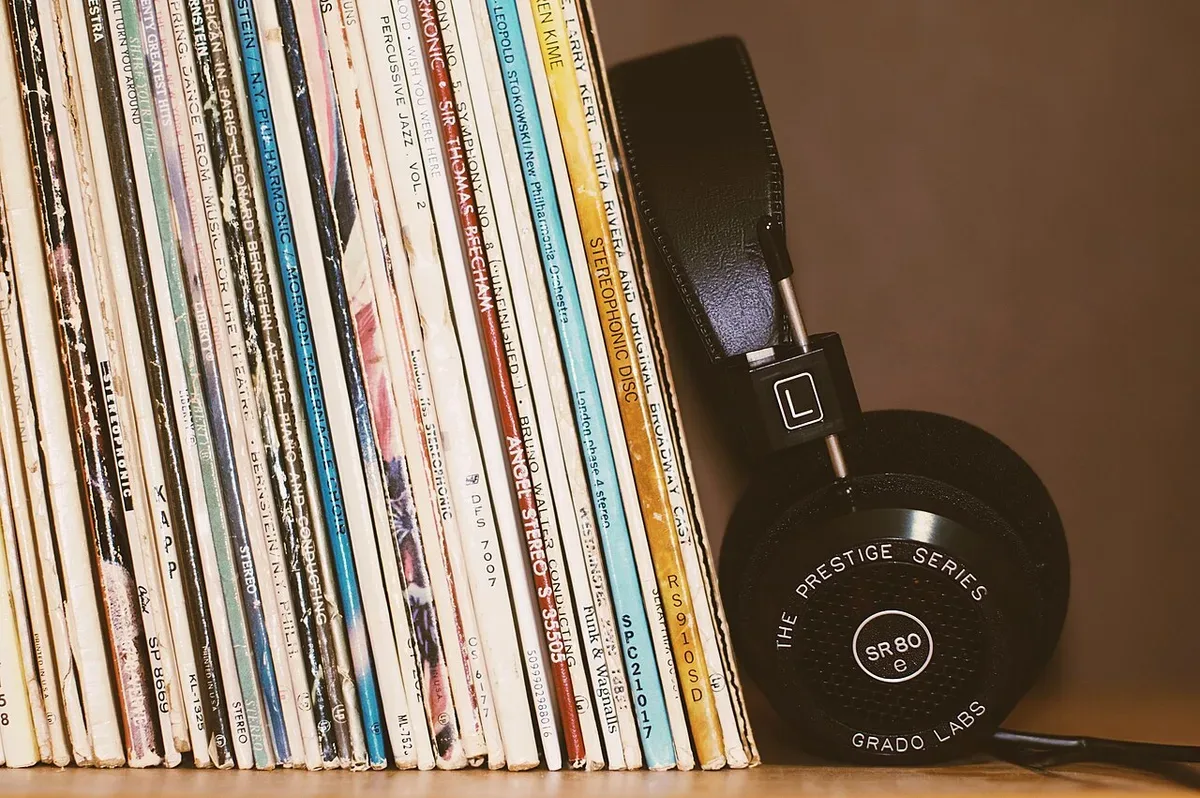 Headphones for listening to audio