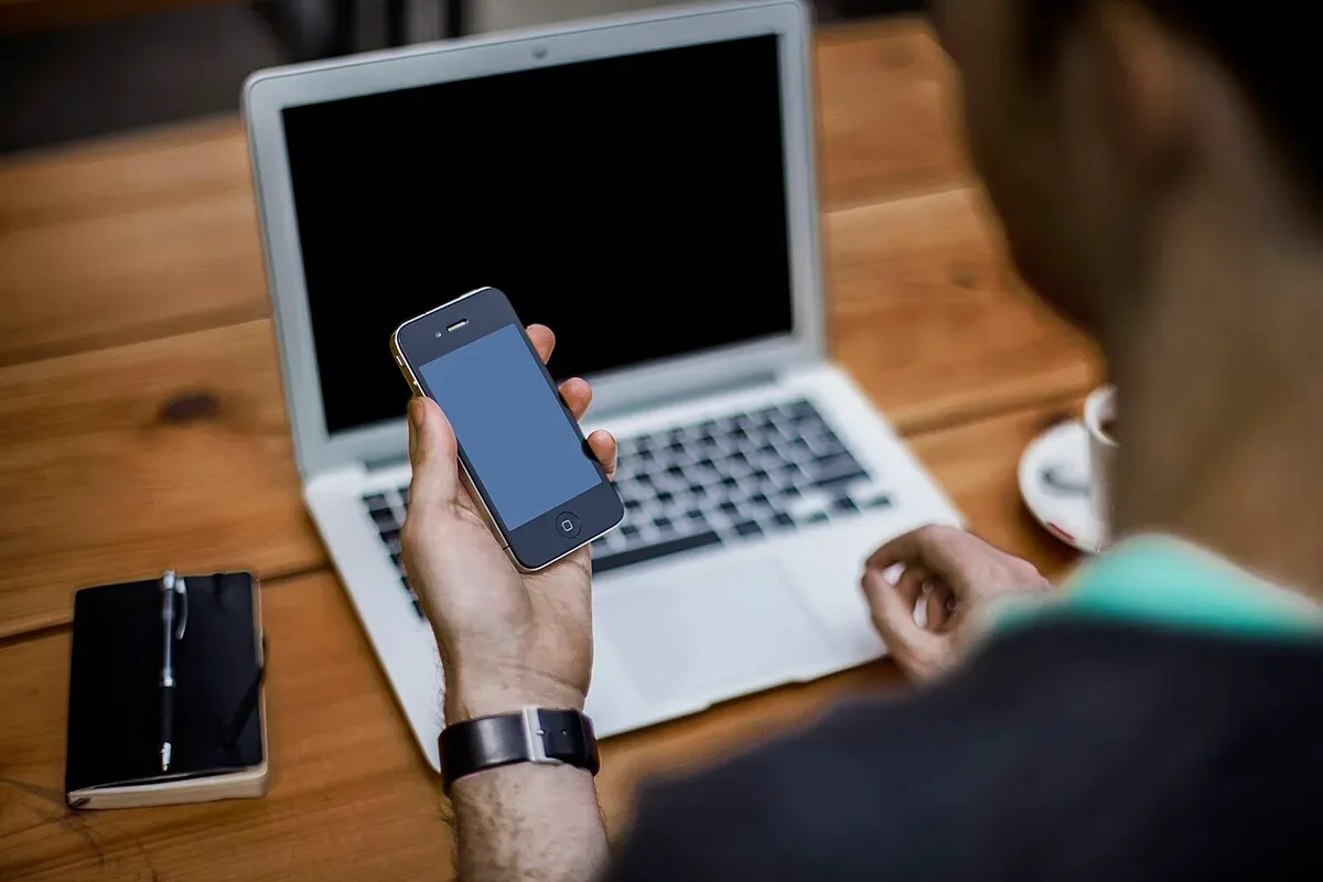 Osoba používající chytrý telefon