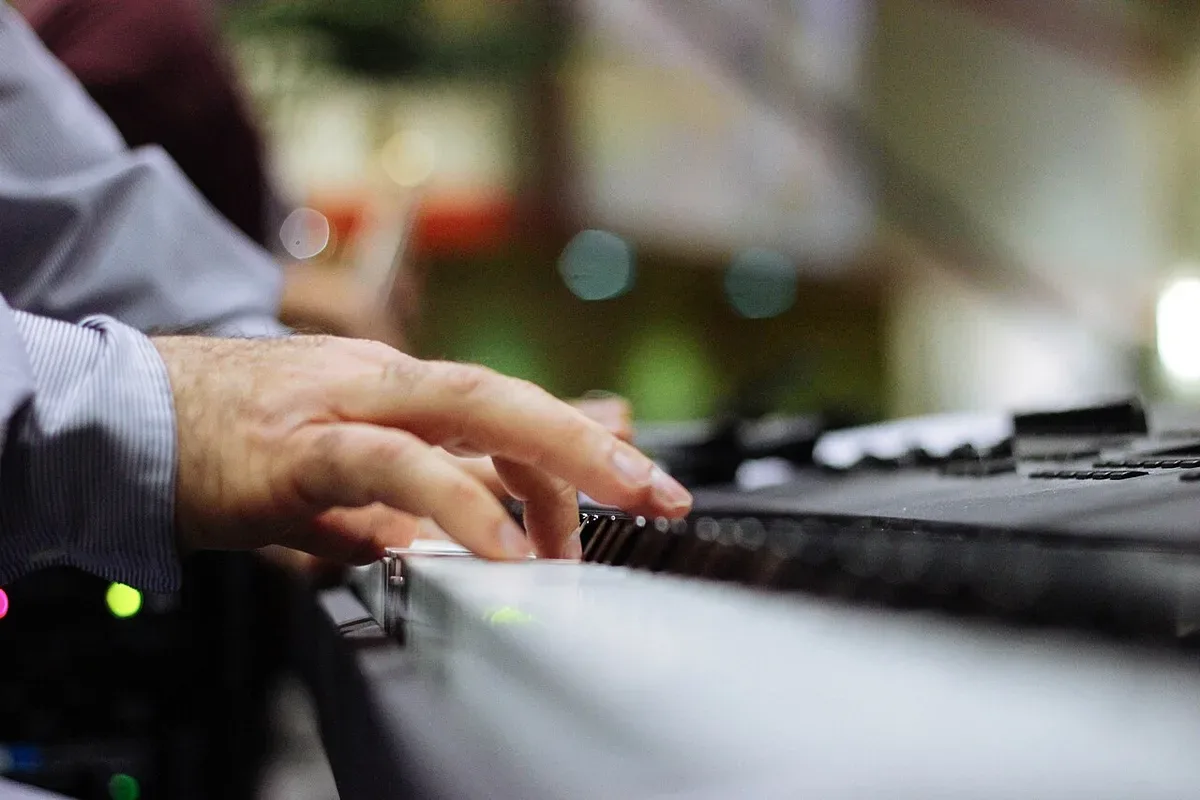 Pianista hrající na klavír
