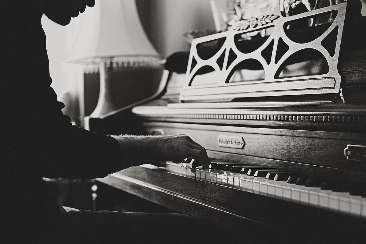 Một cây đàn piano đứng với phần phím đàn để lộ