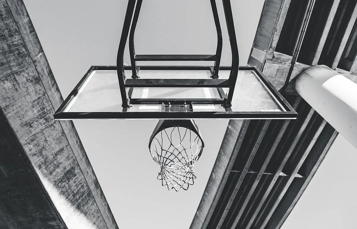 Basketbalový koš pod betonovým nadjezdem