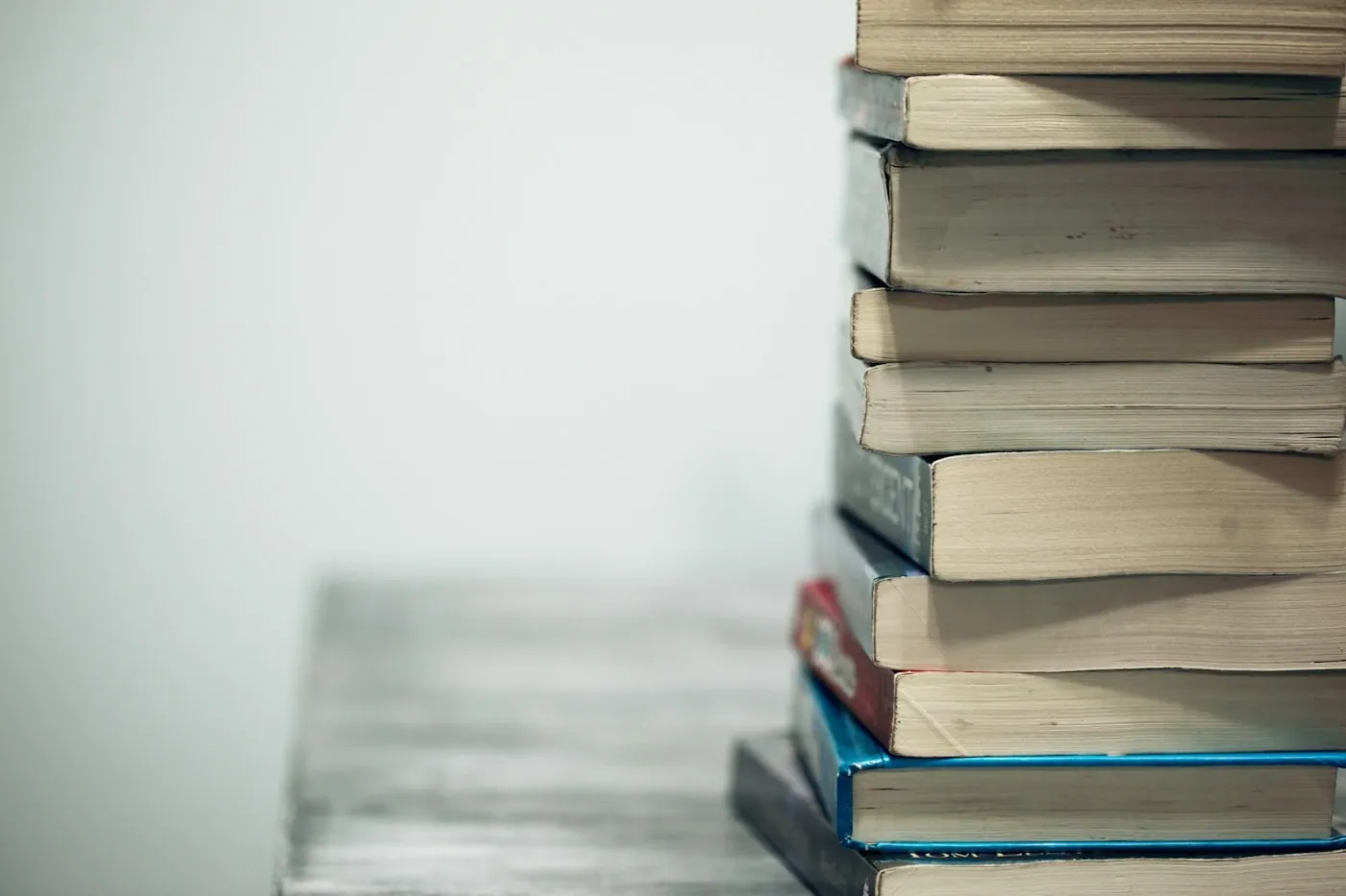 كومة كتب توحي بالقصص والذكريات